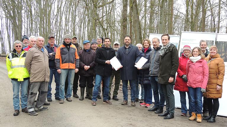 Zur offiziellen Übergabe der Beschlüsse waren Bürgermeister Johannes Grebner, Florian Schmitt, Bundestagsabgeordnete Anja Weisgerber, Johannes Krüger, Landrat Florian Töpper, Stephan Thierfelder sowie Gemeinderatsmitglieder aus Üchtelhausen, Feldgeschworene und Bürger gekommen.