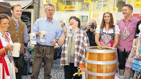 Leistung nicht zu toppen: Kitzinger Oberbürgermeister braucht beim Anstich nur einen Schlag       -  (lsl)   Ein voller Erfolg war das achte &bdquo;Rocktemberfest&ldquo; auf dem Marktplatz. 2007 aus einer Spontanidee entstanden, hat das Fest inzwischen seinen festen Platz, so eine Mitteilung der Tourist-Information. Eine Stunde vor dem Anstich des Münchner Oktoberfestes griff Oberbürgermeister Siegfried Müller zum Schlegel, um mit &bdquo;einem Schlag&ldquo; das Festbier der Brauerei Kesselring anzustechen und gemeinsam mit Peter Himmel, Festwirtin Carmen Niebler und Tourismus-Referentin Jutta Wallrapp die ersten Maß Freibier zu verteilen. Spalier standen neben Tourismuschef und Moderator Walter Vierrether Teile des Hofstaats ebenso in Tracht wie OB Müller. Mit einem &bdquo;Prosit der Gemütlichkeit&ldquo; eröffneten die Kesselring Musikanten bei Sonnenschein das Fest. Auch ein Chor aus Lettland gab Stücke zum Besten. Ein Höhepunkt war die Modenschau vom Trachtenhof Nübler mit den Hofstaat-Models. Michaela Jordan (Nübler) und Walter Vierrether moderierten. Um 17 Uhr rockten die Altrocker der Band Random aus Aschaffenburg. Viele Rock- und Beat-Fans waren gekommen, um Reinhard Loni Hinterstein (ehemaliger Leadgitarrist von Shakers Five) zu erleben. Einige ehemalige Bandkollegen waren vor Ort und die Gesangseinlage von Karlheinz Thiergärtner wurde mit Applaus bedacht. Trotz Regenschauern ließen es sich die Beat-Freunde nicht nehmen, bis zum Schluss auf der Pflaster-Tanzfläche abzutanzen. Bild von links: Carmen Niebler, Peter Himmel, OB Müller und Jutta Wallrapp.