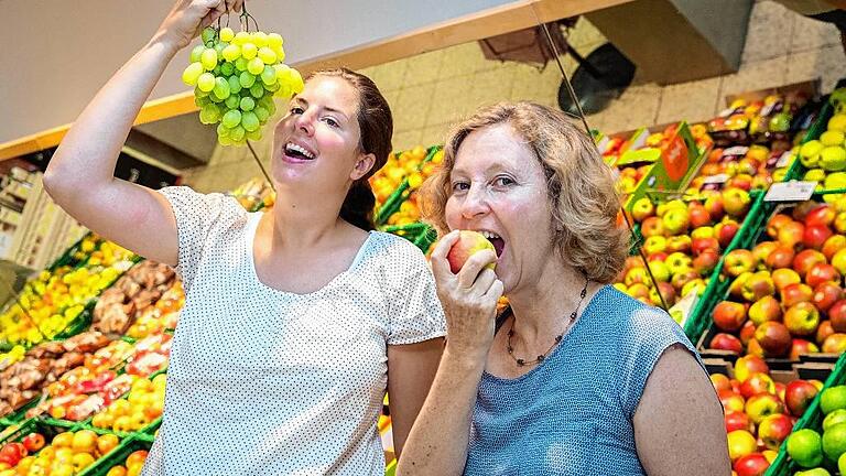 Lena Berger und Annegret Hager vom Verbraucherservice beim Naschen während des Einkaufs.PATTY VARASANO Lena Berger und Annegret Hager vom Verbraucherservice beim Naschen während des Einkaufs.PATTY VARASANO