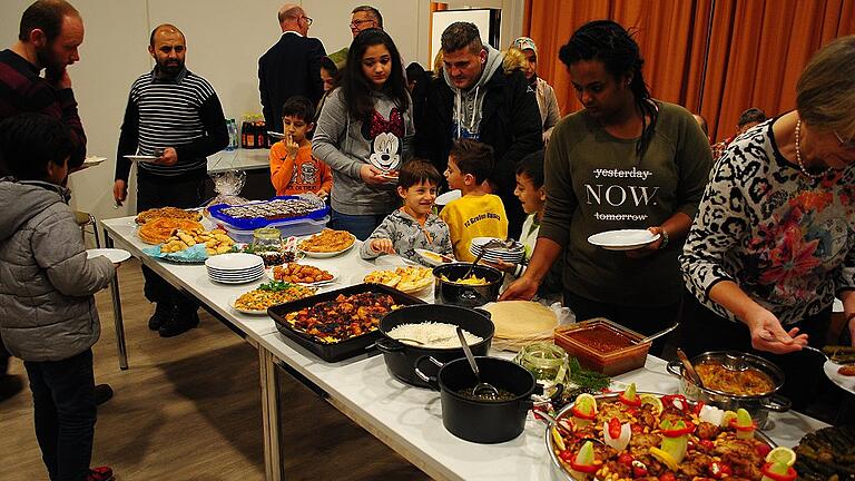 Ein Weg zur Völkerverständigung oder Integration ist das gemeinsame Essen. Beim Infoabend zur Flüchtlingssituation in Zeil gab es im katholischen Pfarramt orientalische Köstlichkeiten.