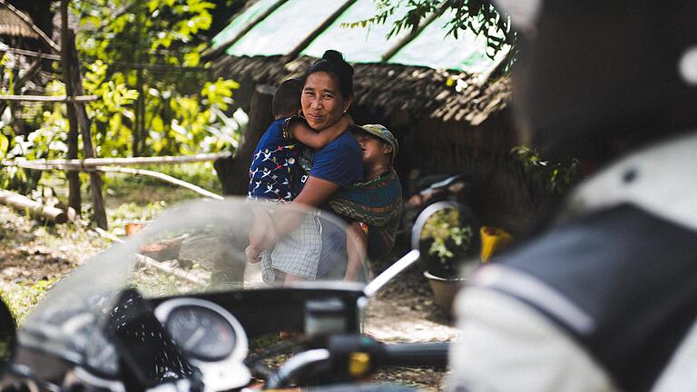 Wo er auch hinkommt, lächeln die Menschen ihm zu: Michael Scheller ist mit seinem Motorrad von Großlangheim aus bis an Indonesiens Südspitze gefahren. Das Bild zeigt eine Begegnung in Myanmar.