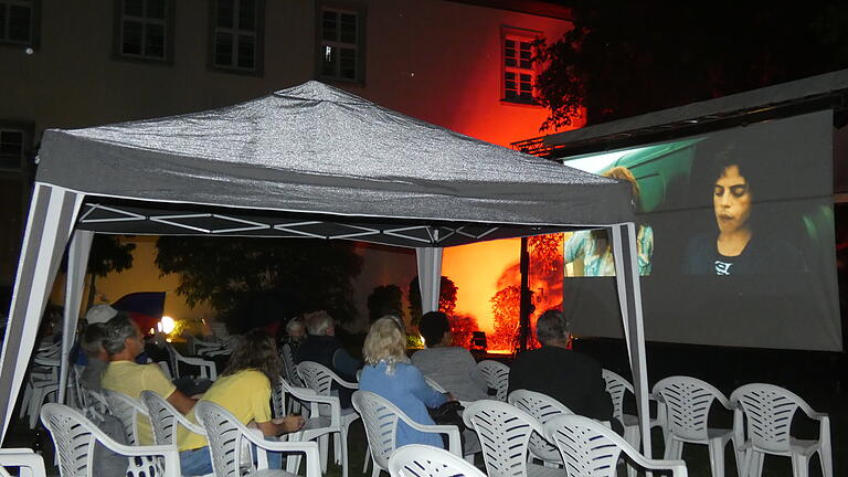 Mit Regenschirmen und unter Pavillons konnten rund 50 Zuschauer trotz Regen am Donnerstag den Film 'Bohemian Rhapsody' genießen. Mit Regenschirmen und unter Pavillons konnten rund 50 Zuschauer trotz Regen am Donnerstag den Film 'Bohemian Rhapsody' genießen.