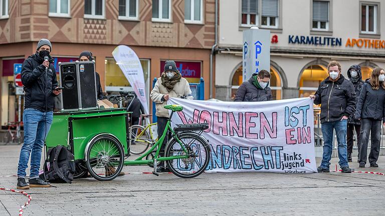 Wegen einer drohenden Zwangsräumung in Würzburg-Grombühl wurde auf einer Kundgebung der Linksjugend am Samstagnachmittag am Unteren Markt die Enteignung des Vermieters gefordert.