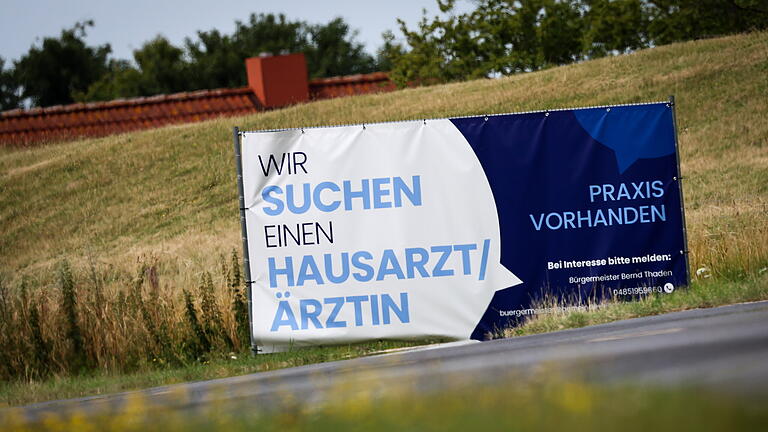 Hausarztmangel.jpeg - Vielerorts herrscht längst ein Mangel an Hausärzten. Gerade in ländlichen Regionen ist die Not oft groß. Hausarztmangel.jpeg - Vielerorts herrscht längst ein Mangel an Hausärzten. Gerade in ländlichen Regionen ist die Not oft groß.
