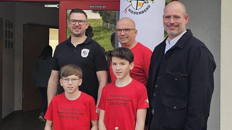 Strahlende Gesichter gab es bei Daniel und Nikita Ebel, als ihnen Lions Club-Präsident Sebastian Schneider (rechts) die beiden gesponserten Instrumente überreichte. Mit ihnen freuten sich der erste Vorsitzende des Musikvereins, Florian Leimbach, u...       -  Strahlende Gesichter gab es bei Daniel und Nikita Ebel, als ihnen Lions Club-Präsident Sebastian Schneider (rechts) die beiden gesponserten Instrumente überreichte. Mit ihnen freuten sich der erste Vorsitzende des Musikvereins, Florian Leimbach, und Ausbilder Manfred Schneider.