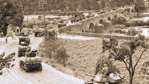 Einmarsch: So wie hier bei Ochsenfurt bewegte sich eine endlose Fahrzeugkolonne der von der Mainschleife auf den Steigerwald vorrückenden US-Truppen am Freitag, 13. April 1945, auf die Stadt Gerolzhofen zu, um die Stadt kampflos einzunehmen.
