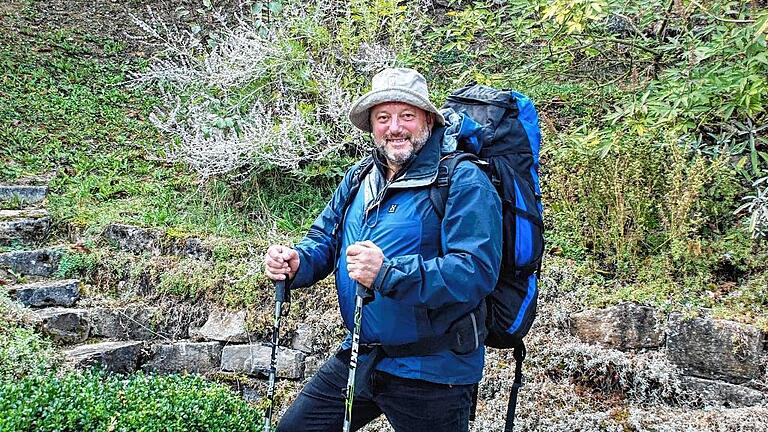 Der Ochsenfurter Klaus Meyer ist wieder auf Tour in Nepal. Einen Tag vor seinem Abflug testete er in seinem Garten schon mal seine Trekking-Ausrüstung.