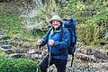 Der Ochsenfurter Klaus Meyer ist wieder auf Tour in Nepal. Einen Tag vor seinem Abflug testete er in seinem Garten schon mal seine Trekking-Ausrüstung.