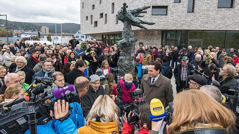 Oktober 2016: Die Schneewittchenfigur Peter Wittstadts steht. Das Medieninteresse ist riesig.