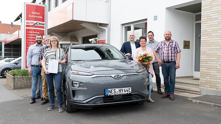 Auf dem Foto von links: Lukas Dekant (zehn Jahre), Jan Helmrich (20 Jahre), Andreas Krause (30 Jahre), Doreen Kirchner (25 Jahre), Frank Seifert (Geschäftsführer), Henriette Wehner (15 Jahre), Andreas Roth (Betriebsleiter Stockheim), Steffen Berkes (Geschäftsführer).