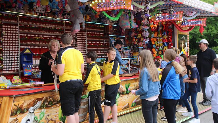 Nach zwei Jahren Pause findet das Bürgerfest in etwas abgespeckter Form statt. Dennoch: Die Jugend findet ihren Spaß. Nach zwei Jahren Pause findet das Bürgerfest in etwas abgespeckter Form statt. Dennoch: Die Jugend findet ihren Spaß.