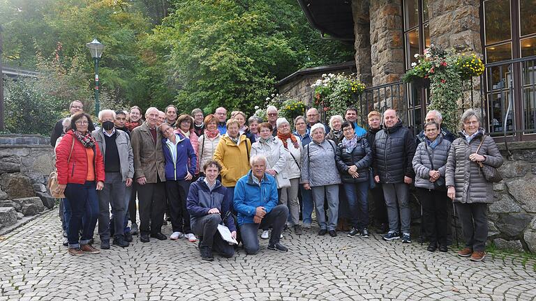 Die Teilnehmenden am Tagesausflug in Saafeld bei den Feengrotten.