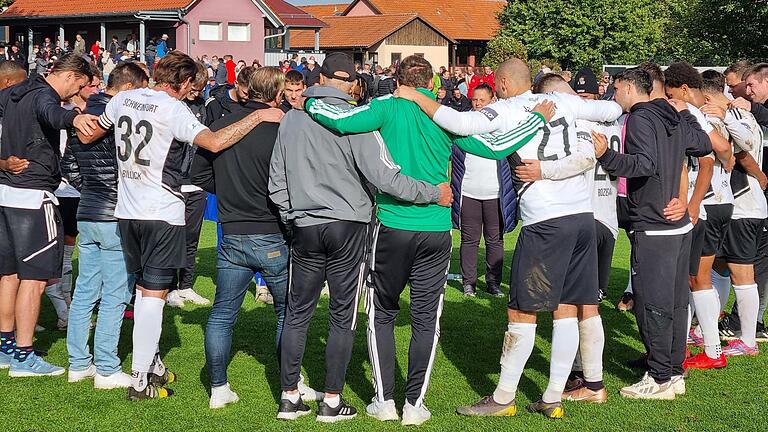 Zusammenhalt: FC-05-Trainer Marc Reitmaier schwörte die Schweinfurter Spieler noch auf dem Aubstadter Fußballplatz auf die kommenden Wochen ein.