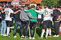 Zusammenhalt: FC-05-Trainer Marc Reitmaier schwörte die Schweinfurter Spieler noch auf dem Aubstadter Fußballplatz auf die kommenden Wochen ein.