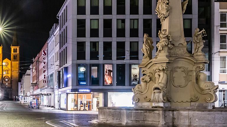 Die Waage am Würzburger Vierröhrenbrunnen (oben rechts) wurde beschädigt. (Archivbild) Die Waage am Würzburger Vierröhrenbrunnen (oben rechts) wurde beschädigt. (Archivbild)