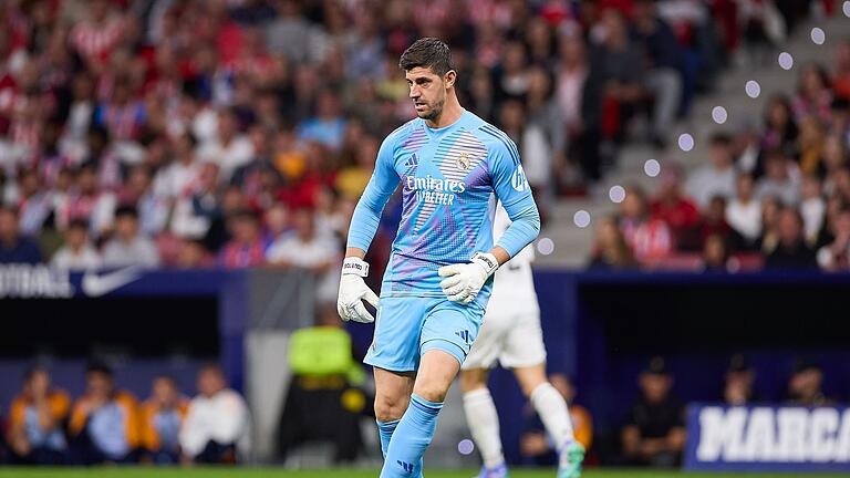 Atlético Madrid - Real Madrid       -  Thibaut Courtois musste sich mit Feuerzeugen bewerfen lassen.