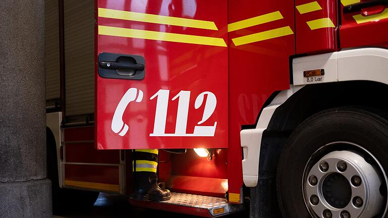 Feuerwehr - Symbolbild       -  In einer Sauna in Schwaben fängt eine Decke beim Aufheizen plötzlich an zu brennen. (Symbolbild)