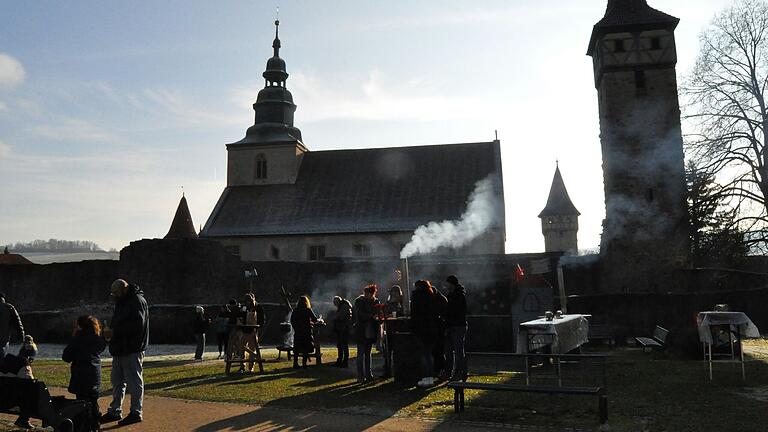 Oberhalb und in der Kirchenburg fand heuer der Ostheimer Adventsmarkt statt. Oberhalb und in der Kirchenburg fand heuer der Ostheimer Adventsmarkt statt.