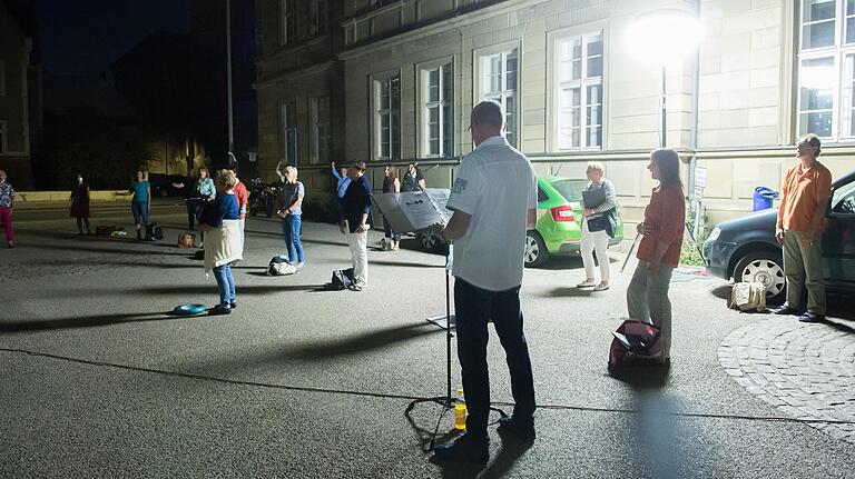 Mit Sicherheitsabstand: Protestprobe des KonzertChores des Liederkranzes vor der städtischen Musikschule wegen der fristlosen Kündigung der Proberäume.