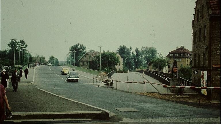 Das Bild zeigt, wie 1959 beim Bau der Maxbrücke verfahren wurde: Die alte Brücke blieb so lange für den Verkehr geöffnet, bis die neue fertig war. Das wünschen sich Stadträte und Handels-Vertreter auch bei dem ab 2027 geplanten Neubau.