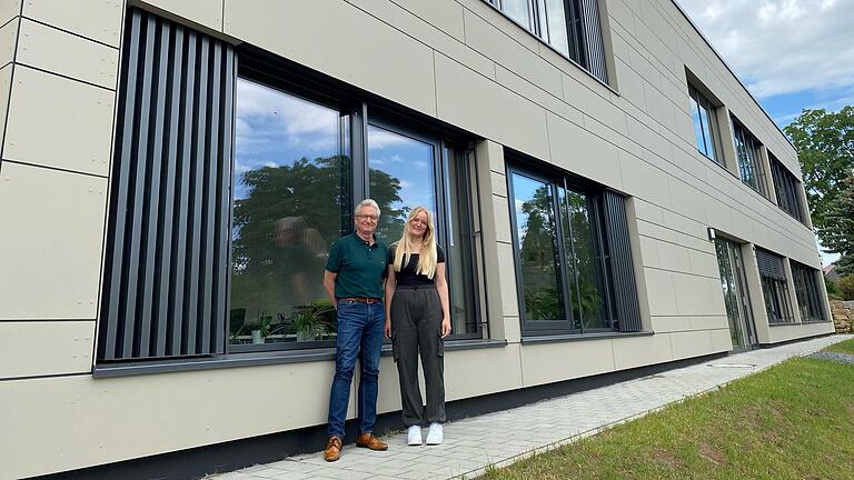 Vor dem Schulgebäude in Eisingen: Schulleiter Thomas Blendinger mit Anna Reitter, die ein Freiwilliges Soziales Jahr an der Grundschule absolviert.