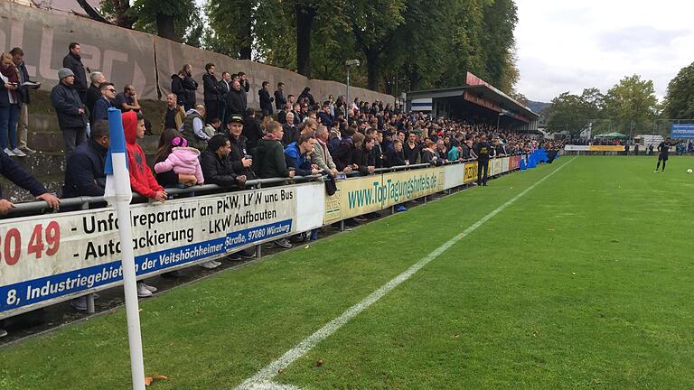 Derby Kickers - WFV       -  Das Stadion des Würzburger FV ist vor dem Stadtderby gegen die Reserve des FC Würzburger Kickers gut gefüllt. Vor der Partie kam es zu Ausschreitungen in der Innenstadt.