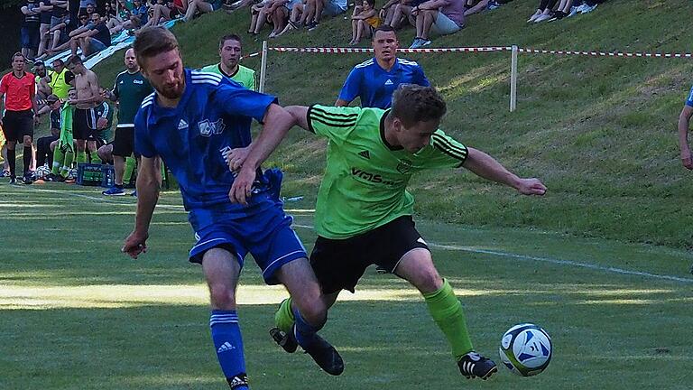 Michael Seibt (links) und die SG Hendungen-Sondheim/Grabfeld steigen nach dem 1:0-Sieg gegen den SV Machtilshausen (rechts Christian Mützel) doch noch in die Kreisklasse auf.