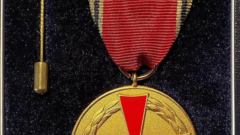 Die Hilmar Spiegel aus Zeilitzheim verliehene Verdienstmedaille des Verdienstordens der Bundesrepublik Deutschland.