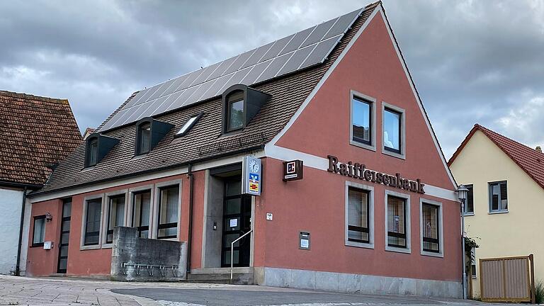 Die Raiffeisenbank in Kleinlangheim schließt zum 15. September. Sie ist eine Filiale der Raiffeisenbank Mainschleife-Steigerwald, die aktuell vier Filialen in ihrem Verbreitungsgebiet aufgibt. Die Raiffeisenbank in Kleinlangheim schließt zum 15. September. Sie ist eine Filiale der Raiffeisenbank Mainschleife-Steigerwald, die aktuell vier Filialen in ihrem Verbreitungsgebiet aufgibt.