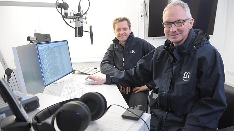 Besuch im neuen BR-Studio Main-Rhön: Ralph Wege (links) und Norbert Steiche an ihrem Arbeitsplatz in Schweinfurt.