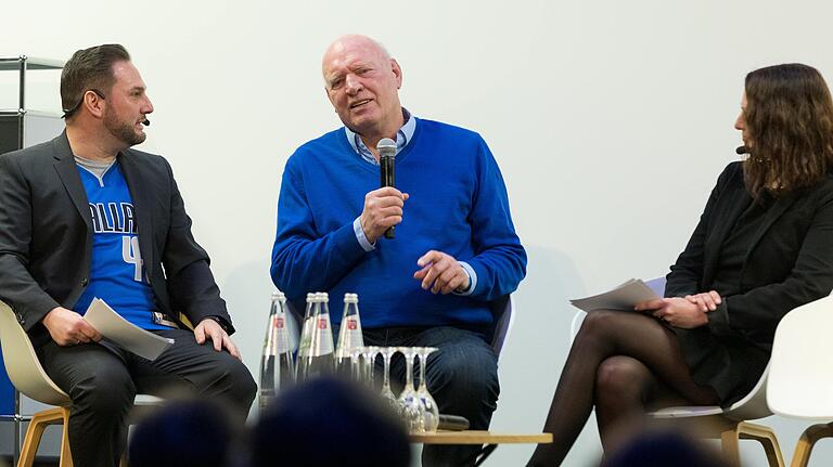 Sorgte für Emotionen und humorvolle Momente: Dirk Nowitzkis Vater Jörg (Mitte) im Gespräch mit den Moderatoren Matthias Bieleck und Natalie Greß. Sorgte für Emotionen und humorvolle Momente: Dirk Nowitzkis Vater Jörg (Mitte) im Gespräch mit den Moderatoren Matthias Bieleck und Natalie Greß.