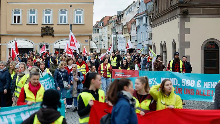 Warnstreik in Kliniken und Pflegeeinrichtungen: Das Pflegepersonal des Schweinfurter Leopoldina-Krankenhauses ist für mehr Geld auf die Straße gegangen.