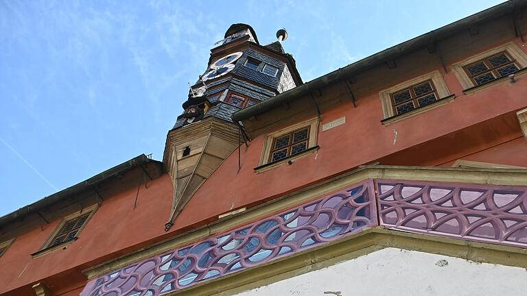 Die optisch kaschierten Schäden an der Freitreppe sind ein Zeichen für den schlechten Zustand, in dem sich das Ochsenfurter Rathaus inzwischen befindet. Die optisch kaschierten Schäden an der Freitreppe sind ein Zeichen für den schlechten Zustand, in dem sich das Ochsenfurter Rathaus inzwischen befindet.