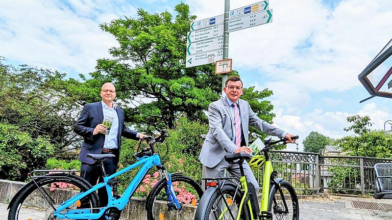 Für das gut ausgeschilderte Radwege-Netz durch „Frankens Saalestück“ werben Verbandsvorsitzender Armin Warmuth (CSU, rechts), Bürgermeister von Hammelburg, und Bad Kissingens Oberbürgermeister Dirk Vogel (SPD).       -  Für das gut ausgeschilderte Radwege-Netz durch „Frankens Saalestück“ werben Verbandsvorsitzender Armin Warmuth (CSU, rechts), Bürgermeister von Hammelburg, und Bad Kissingens Oberbürgermeister Dirk Vogel (SPD).