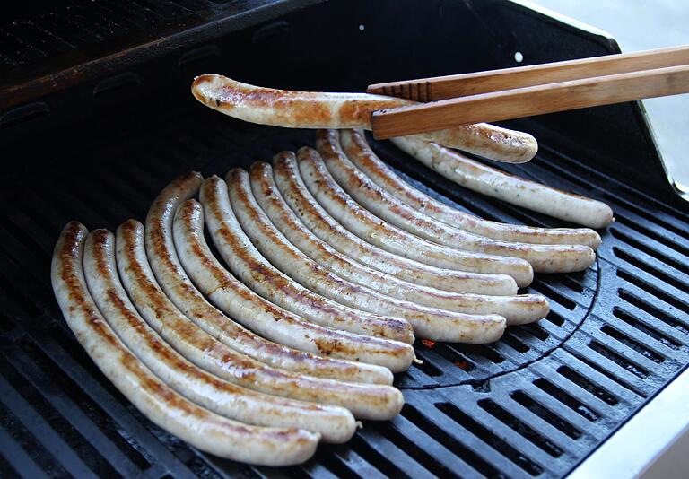 Auf Gas gegrillte Bratwurste schmecken nicht nur dem Sulzheimer Grillchef Elmar Weinbeer. Auf Gas gegrillte Bratwurste schmecken nicht nur dem Sulzheimer Grillchef Elmar Weinbeer.