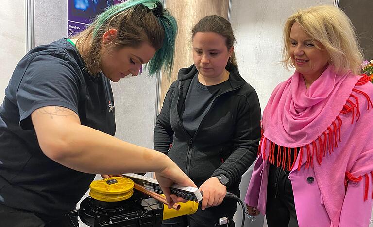 Auch Landrätin Tamara Bischof besuchte im Frühjahr die Berufsinformationstage, um jungen Leuten über die Schulter zu blicken. Auch Landrätin Tamara Bischof besuchte im Frühjahr die Berufsinformationstage, um jungen Leuten über die Schulter zu blicken.