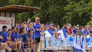 Die Boys in Green steigen in die Kreisliga auf       -  Der SV Garitz (grüne Trikots) gewinnt vor über 1700 Fans in Elfershausen sein Relegationsspiel gegen den SV Aura mit 3:1.
