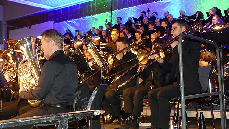 Mit dem Dreikönigskonzert endete das Jubiläumsjahr der Bläserphilharmonie Werneck. In der ausverkauften Turnhalle der Mittelschule trat das Orchester des Musikvereins mit dem Valentin-Becker-Chor (Würzburg) auf.