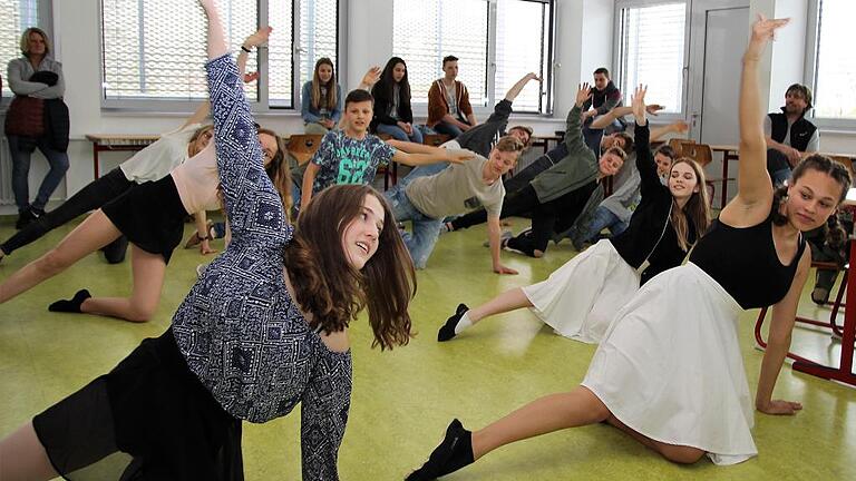 Tanzen hält fit und macht Spaß: Beim Ballett-Schnupperkurs der 8d machten sogar die Jungs mit viel Eifer mit. Tanzen hält fit und macht Spaß: Beim Ballett-Schnupperkurs der 8d machten sogar die Jungs mit viel Eifer mit.