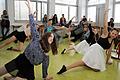 Tanzen hält fit und macht Spaß: Beim Ballett-Schnupperkurs der 8d machten sogar die Jungs mit viel Eifer mit.