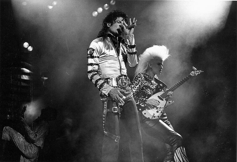 Im August 1988 trat Michael Jackson auf den Mainwiesen auf. Hier ist er mit seiner Gitarristin Jennifer Batten zu sehen. Im August 1988 trat Michael Jackson auf den Mainwiesen auf. Hier ist er mit seiner Gitarristin Jennifer Batten zu sehen.