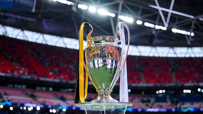 Champions-League-Pokal - Zum Gewinn der Champions League müssen mehr Spiele absolviert werden. Champions-League-Pokal - Zum Gewinn der Champions League müssen mehr Spiele absolviert werden.