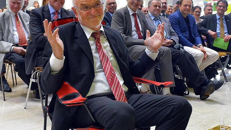 Ehre, wem Ehre gebührt: König Friedrich I., wie ihn sein Vertreter Stefan Wintersteiner scherzhaft genannt hatte, nahm die Huldigungen seiner Untertanen (hier des Lehrerkollegiums) entgegen.