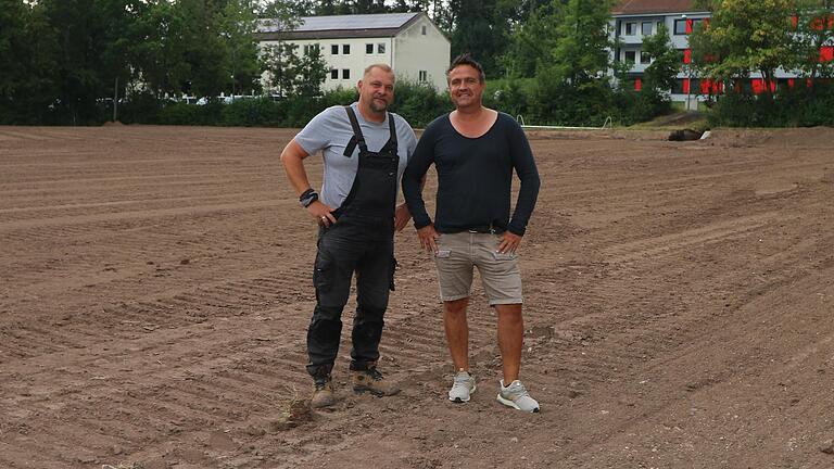 Noch ist bestenfalls zu erahnen, was sich hier demnächst abspielen soll. Thomas Kastler (rechts) ist dabei, auf dem Gelände der ehemaligen Kaserne in Ebern eine internationale Fußball-Akademie einzurichten. Bauunternehmer Christian Schmitt (links) bereitet derzeit den Boden für einen neuen Fußballplatz.