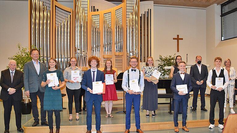 Neunmal wurden in der Berufsfachschule für Musik Auszeichnungen vergeben. Unser Bild zeigt von links Karl-Heinz Schönefeld, Sebastian Eicke, Jula Vollmuth, Elisabeth Scharting, Loris Löffelholz, Mirjam Enser, Jonathan Schlereth, Franziska Gottwalt, Felix Liebler, Helena Vaillancourt, Valentin Löbens, Erwin Dotzel und Eva Böhm.