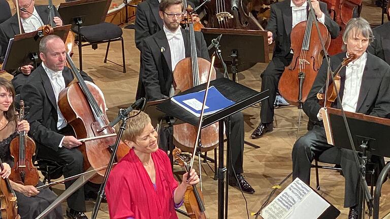 Geigerin Isabelle Faust steuerte mit unbestechlicher Souveränität durch die Klippen enormer technischer Anforderungen. - Geigerin Isabelle Faust steuerte mit unbestechlicher Souveränität durch die Klippen enormer technischer Anforderungen. Geigerin Isabelle Faust steuerte mit unbestechlicher Souveränität durch die Klippen enormer technischer Anforderungen. - Geigerin Isabelle Faust steuerte mit unbestechlicher Souveränität durch die Klippen enormer technischer Anforderungen.