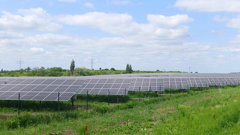 Auf über zehn Hektar erstreckt sich das Areal des Solarparks an der Maintalautobahn A70 zwischen Sand und Zell. Auf über zehn Hektar erstreckt sich das Areal des Solarparks an der Maintalautobahn A70 zwischen Sand und Zell.