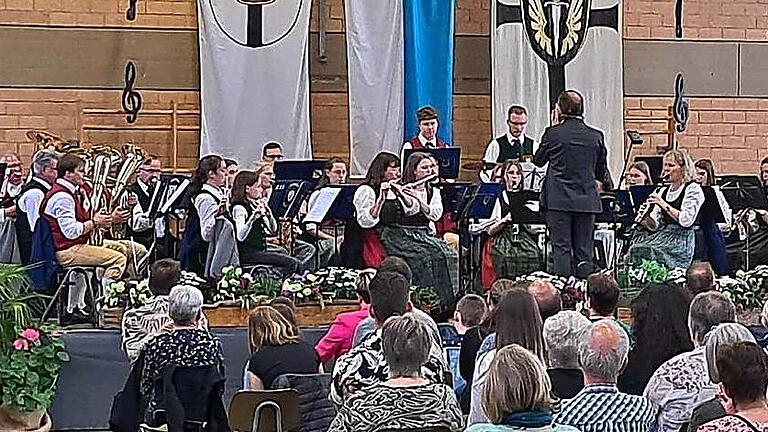 Die Musikvereine Thulba-Reith und „Frohsinn“ Frankenbrunn musizierten am Muttertag in der Thulbatalhalle.       -  Die Musikvereine Thulba-Reith und „Frohsinn“ Frankenbrunn musizierten am Muttertag in der Thulbatalhalle.