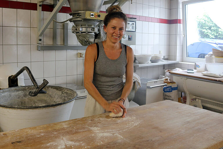 Die Bäckergesellin Sarah Braun legt in der heimischen Backstube für den Teig selbst Hand an. Die Bäckergesellin Sarah Braun legt in der heimischen Backstube für den Teig selbst Hand an.