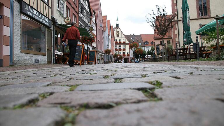 Das holprige Pflaster in der Gemündener Obertorstraße soll irgendwann barrierefrei werden.